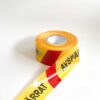 Röd-orange avspärrningsband tydligt markerat med texten ”Avspärrat”, används för säker avgränsning.