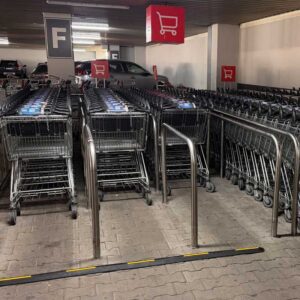 Farthindret Tyin monterat i parkeringsgarage, effektivt placerat för att stoppa kundvagnar och öka säkerheten för gående och parkerade bilar.