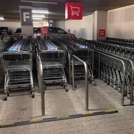 Farthindret Tyin monterat i parkeringsgarage, effektivt placerat för att stoppa kundvagnar och öka säkerheten för gående och parkerade bilar.