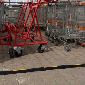 Skyddade kundvagnar bakom farthindret Tyin – säker och ordnad parkering