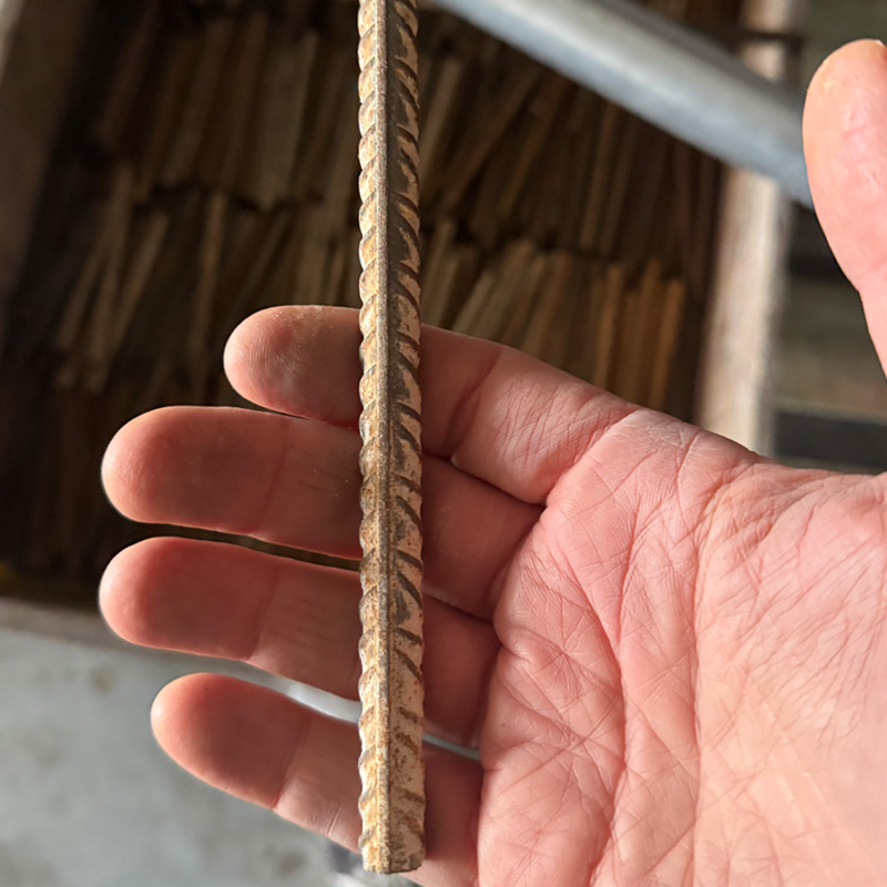 Räfflad gjutpinne som monteras på vägbom för extra stabilitet vid gjutning.