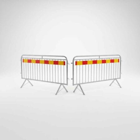 Två galvaniserade kravallstaket med rödgula reflexer och stabil V-fot för avspärrning vid evenemang och arbeten