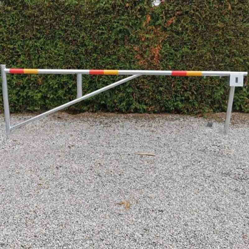 vägbom med stolpe för vägmärke