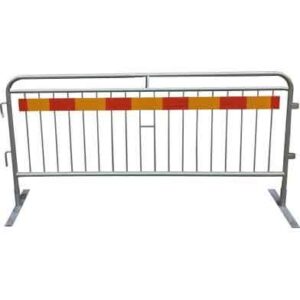 Galvat kravallstaket med platta fötter och förstärkt toppdel med centralt truckhandtag för enkel förflyttning.