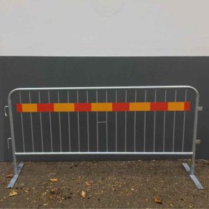 kravallstaket mot väg med dubbelsidig reflex