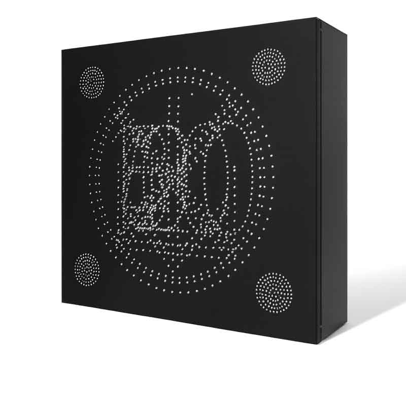 Fördefinierad VMS-skylt i svart kassett med fasta LED-mönster, visad i lätt vinkel för att framhäva konstruktionen.