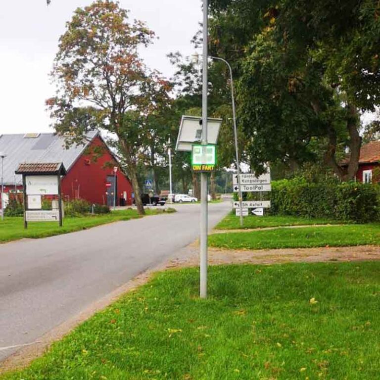 SLU hastighetsdisplay med solcellspanel