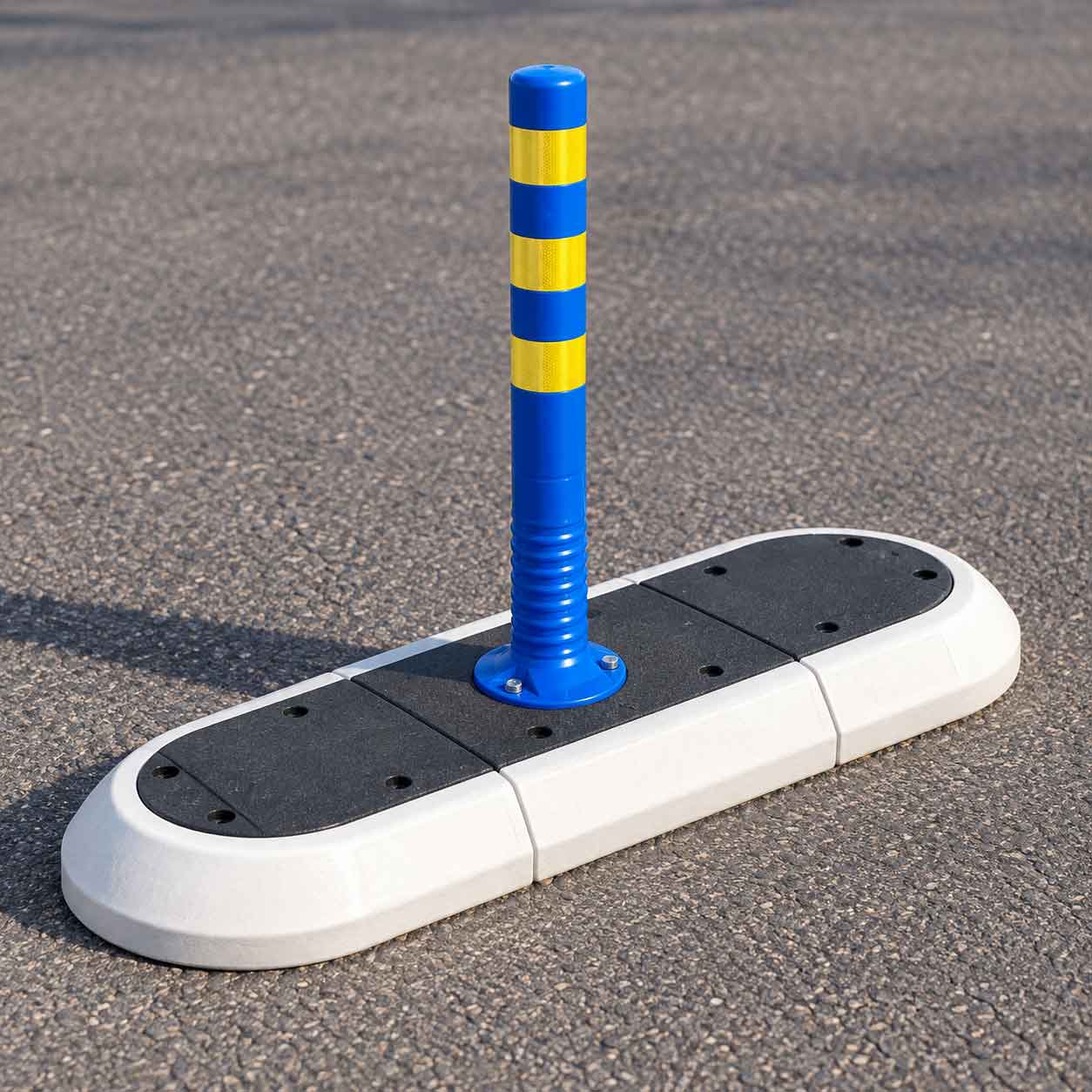 Trafikö med blå flexibel pollare och gula reflexer för säkrare trafikmiljö