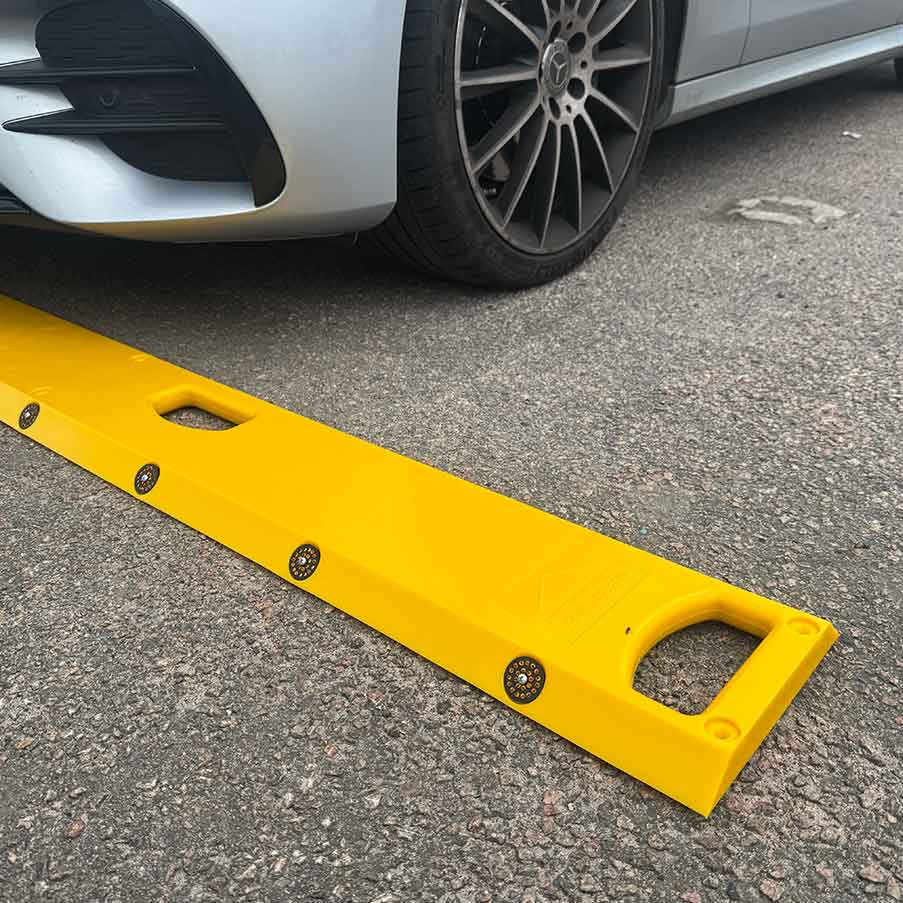 Gult portabelt farthinder med integrerade handtag och reflexer som effektivt sänker hastigheten vid vägarbeten, byggarbetsplatser och tillfälliga trafikmiljöer.