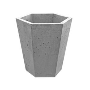 Planteringskärl Sixten i rå betong med måtten 650 × 650 × 650 mm, idealisk för trädgårdar och offentliga miljöer. Robust design med armeringsjärn och möjlighet till bevattningstank. Finns i färgerna antracit, svart och natur.