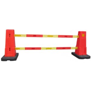 Avstängningsbräda med reflex 25x105x3000mm placerad mellan vägkonen Svensktoppen för en tydlig och säker avspärrning vid vägarbete.