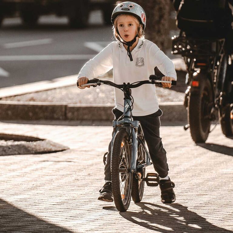 lekande barn vår farthinder planteringskärl ramp