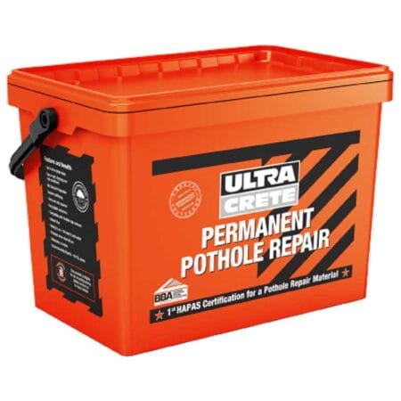 Potthålslagning med permanent asfaltmassa – arbete på väg med omedelbart körbar yta