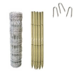 Viltstängsel kit 50 meter höjd 100 cm med 17 trästolpar, klart för installation.