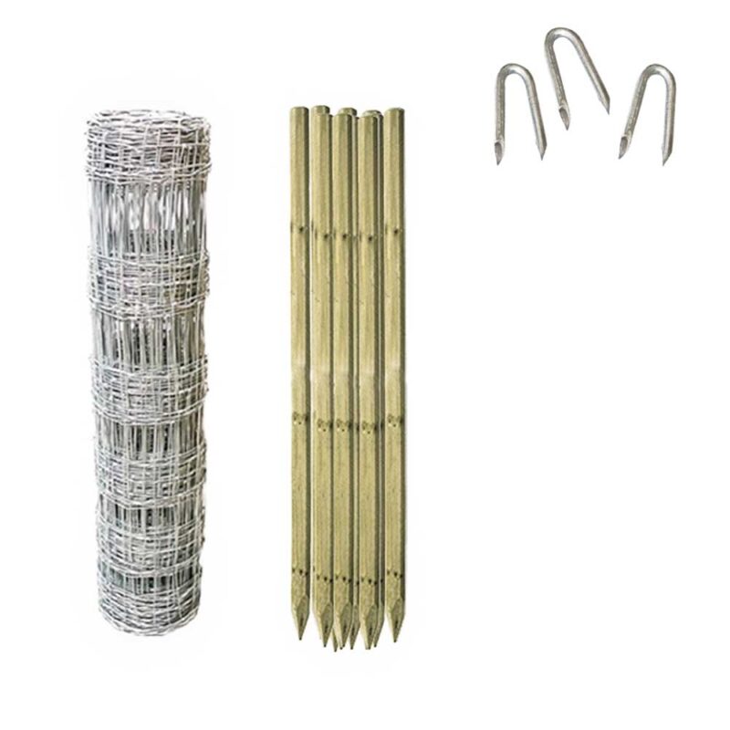 Viltstängsel kit 50 meter höjd 100 cm med 17 trästolpar, klart för installation.