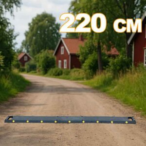 Farthinder Vakna Svart – tillfälligt farthinder på grusväg i svenskt bostadsområde