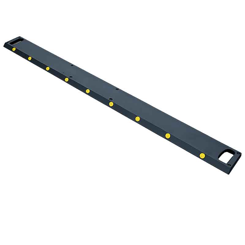 Svart portabelt farthinder med gula reflexer, handtag och infästningshål, frilagt mot ljus bakgrund.