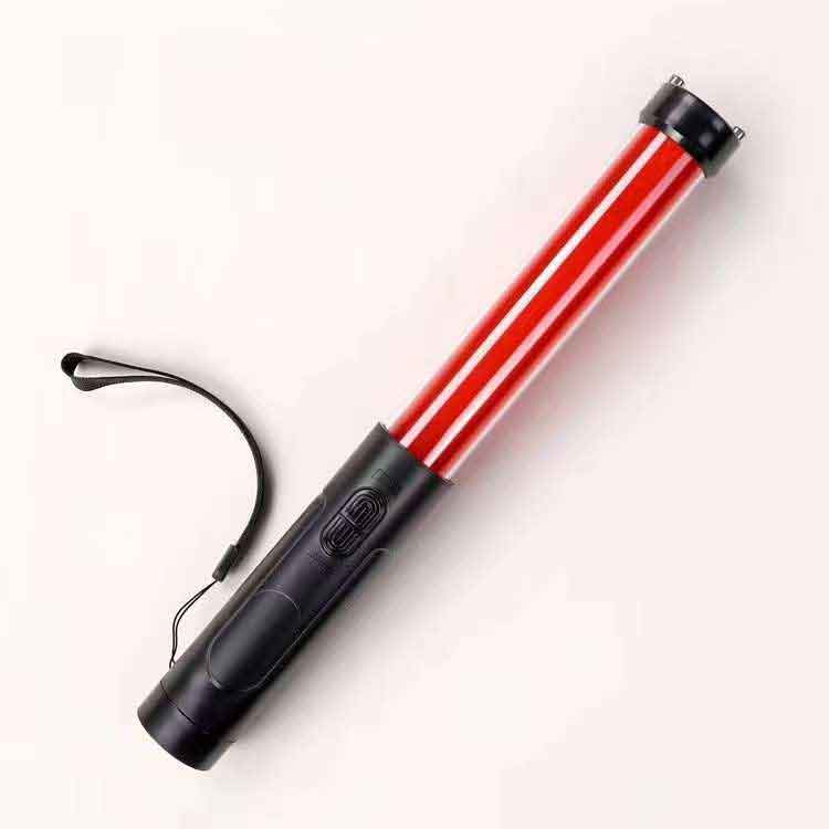 LED ljusstav för flaggvakter och trafiksäkerhet, med fast eller blinkande ljus samt ljudfunktion. Finns som batteridriven eller laddningsbar modell.