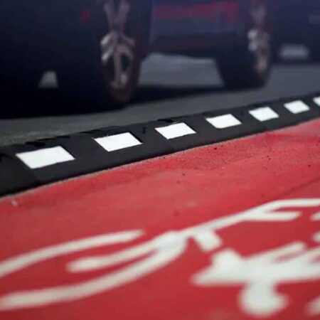 Avgränsare som separerar cykelbana från bilväg för ökad trafiksäkerhet i stadsmiljö.