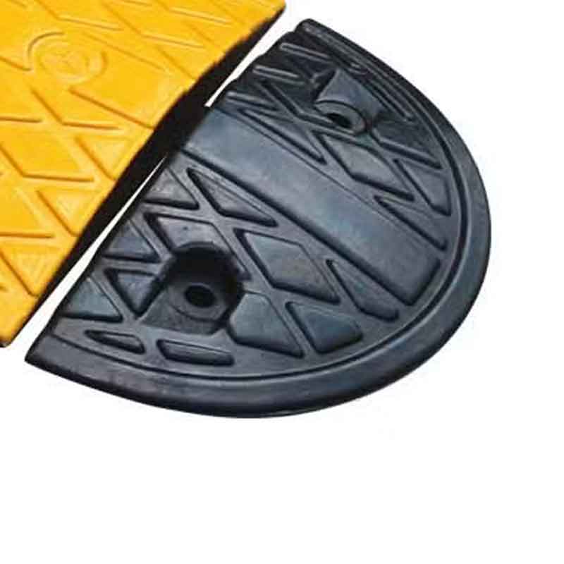 Ändavslut i gulsvart färg monterat på farthinder för att skapa ett mjukt, tydligt och säkert avslut vid vägpassage.