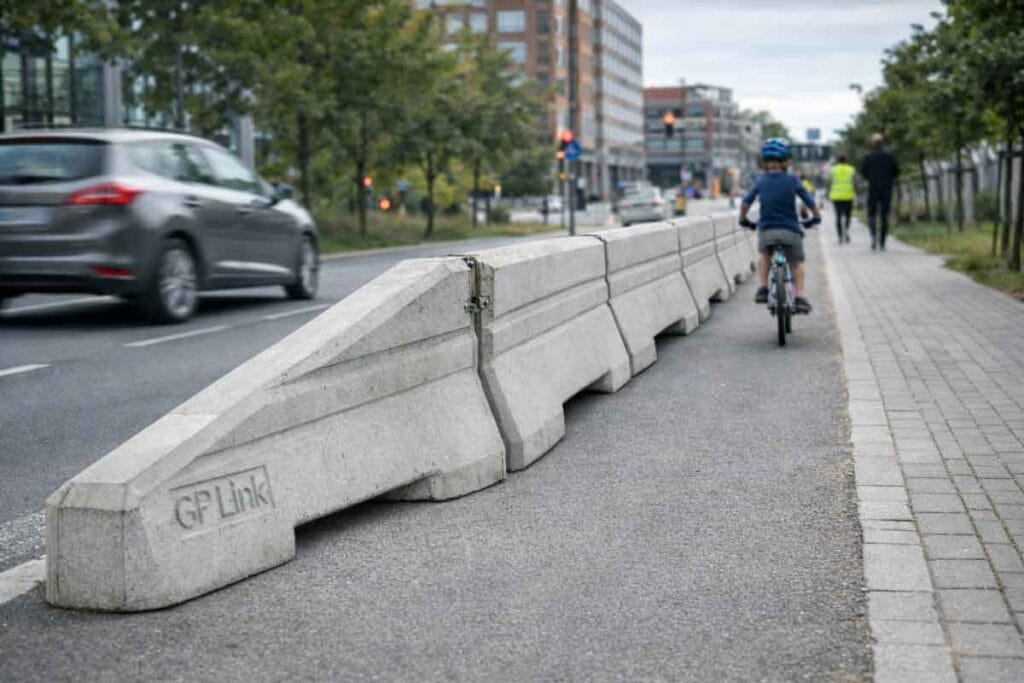 GP Link-betongbarriärer som skapar trygg avskärmning mellan fordon och gång- och cykeltrafik på stadsgata.