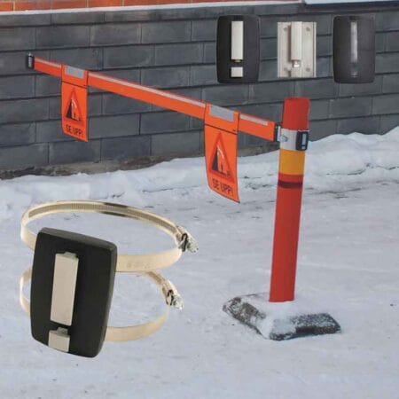 Fästen för vägg, stuprör och trafikstolpe som möjliggör säker montering av bom vintertid