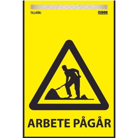 Varningsflagga med texten Arbete pågår som markerar pågående arbete vid entré och gångyta