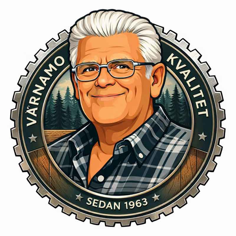 Småländskt kvalitetsemblem med vänlig äldre man i halvporträtt, inspirerat av Värnamo, skog och hantverk, med texten ”Värnamo Kvalitet – Sedan 1963”.