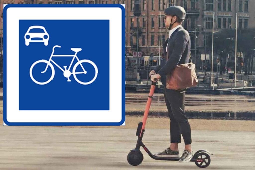 Vägmärke för cykelgata bredvid person på elsparkcykel i stadsmiljö, som visar att cyklister har prioritet framför bilar.