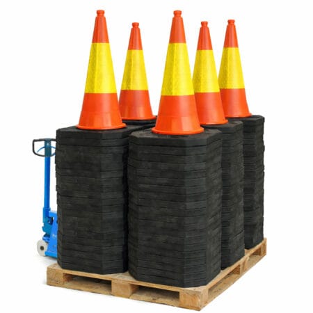 Vägkoner 100-pack på pall med stabila gummifötter för säker trafikmarkering