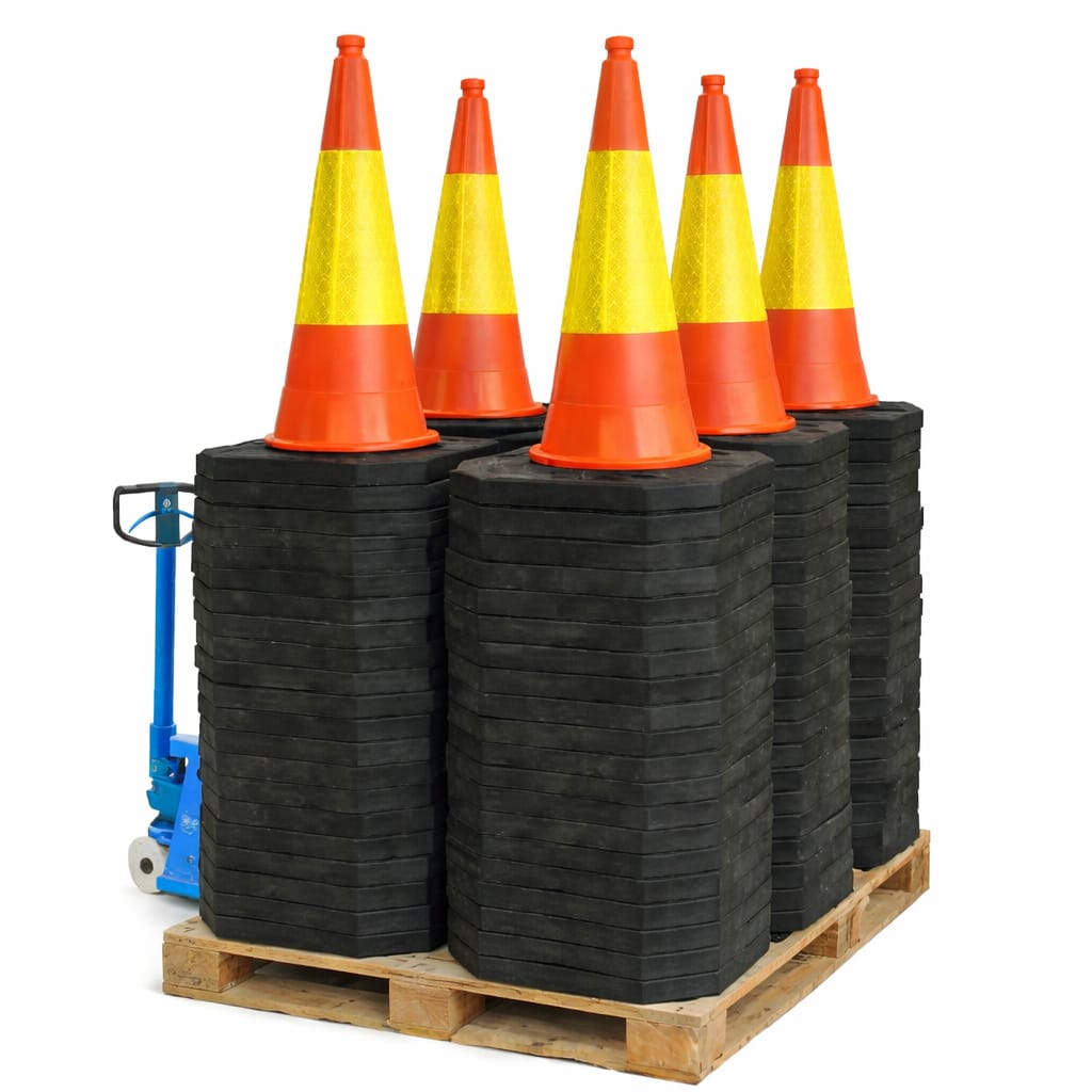 Vägkoner 100-pack på pall med stabila gummifötter för säker trafikmarkering