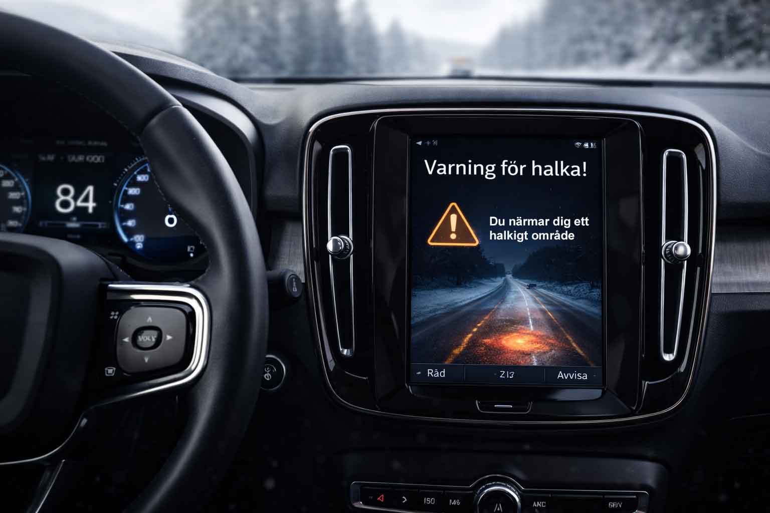 Interiör av Volvo med digital instrumentpanel som visar halkvarning på infotainmentskärmen. Varningssymbol och text indikerar upptäckt halka på vinterväg framför bilen.