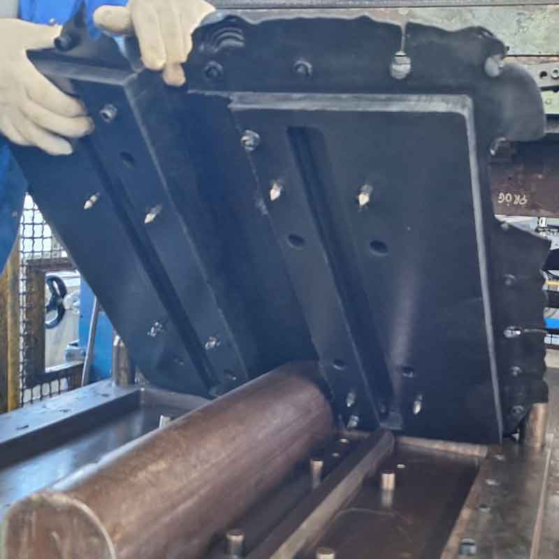 Utskurna gummiplattor placerade i formverktyget innan pressningen startar.