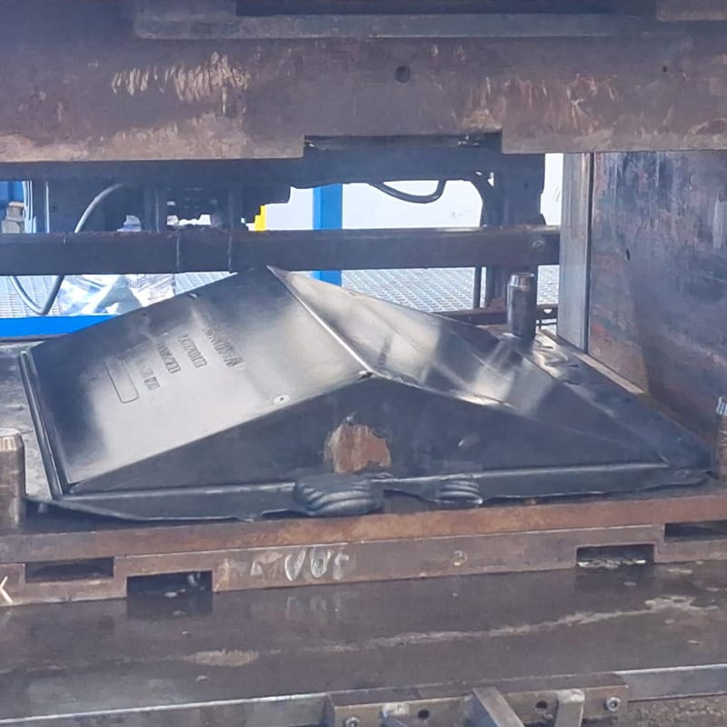 Färdigpressad gummidel som demonteras från formverktygets övre del.