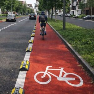 Körfältsavskiljare mellan cykelbana och biltrafik i stadsmiljö