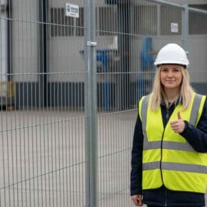Områdesskydd med byggstängsel och avspärrning som skyddar arbetsområde och begränsar tillträde