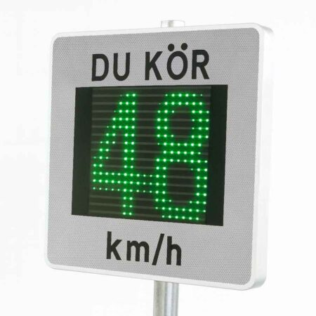 Hastighetsdisplay med grön LED-visning 49 km/h och texten DU KÖR för ökad trafiksäkerhet i bostadsområde