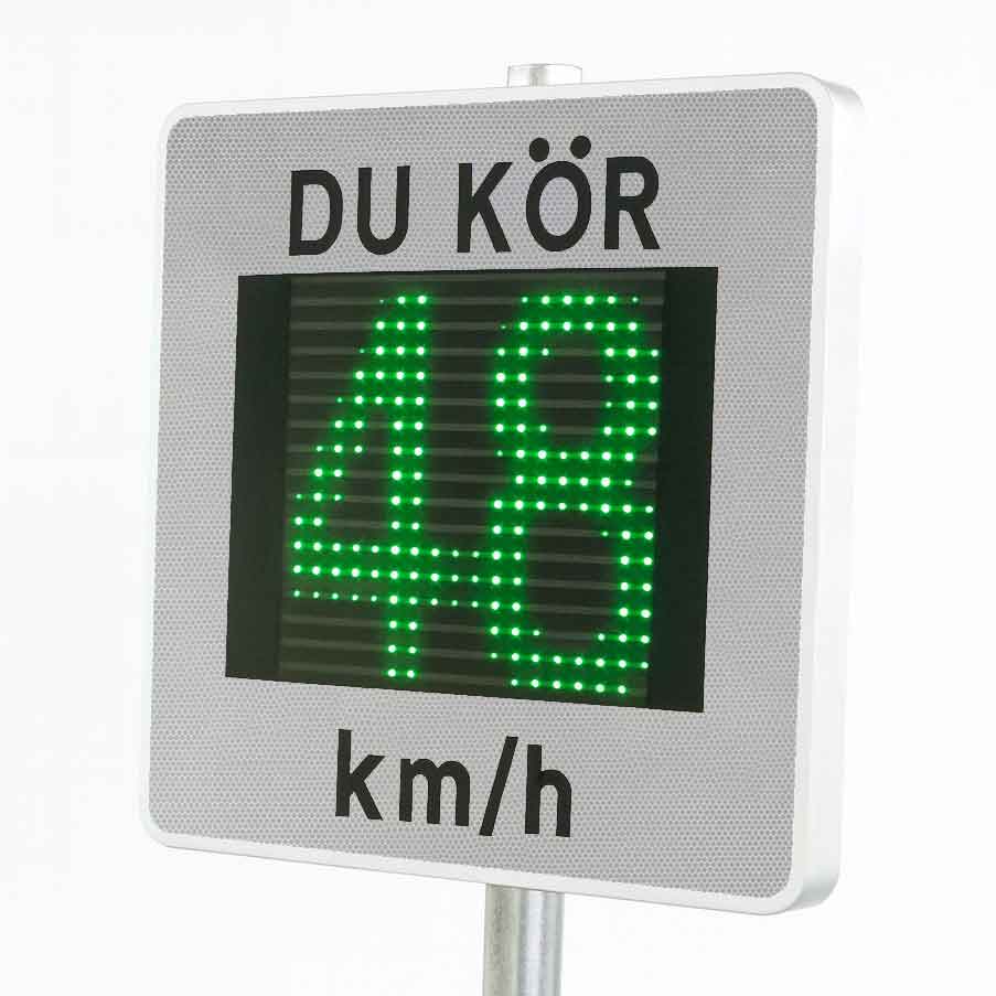Hastighetsdisplay med grön LED-visning 49 km/h och texten DU KÖR för ökad trafiksäkerhet i bostadsområde