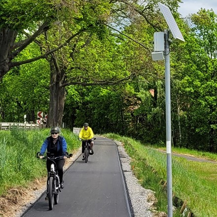Cykeltrafikmätare med solcell som registrerar cyklister på cykelväg